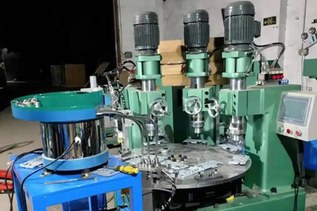 鉚釘機(jī)怎么選型號？碩峰來教你！